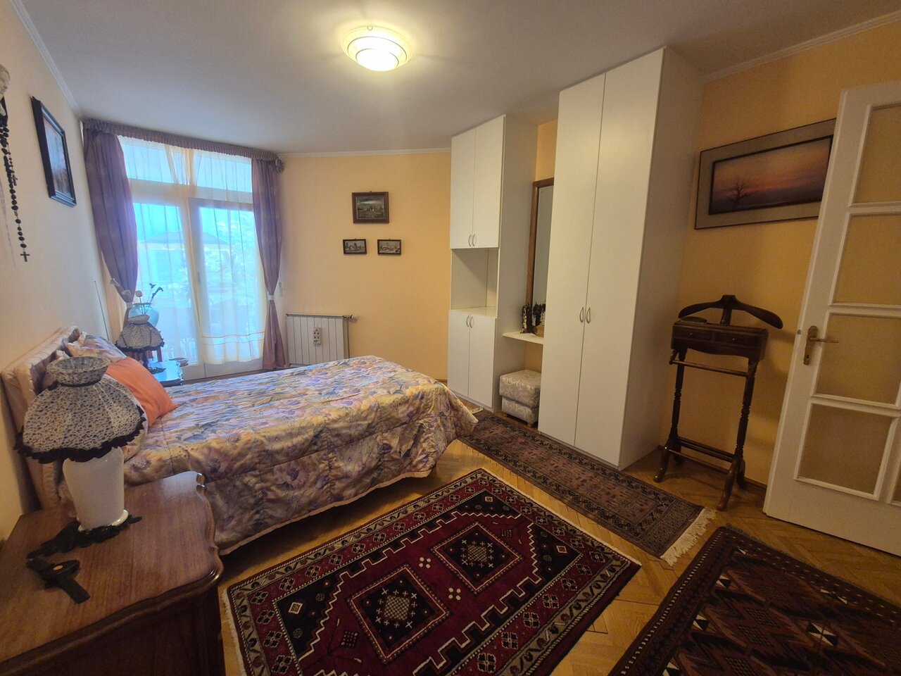 Hálószoba beépített szekrénnyel és nagy ablakkal