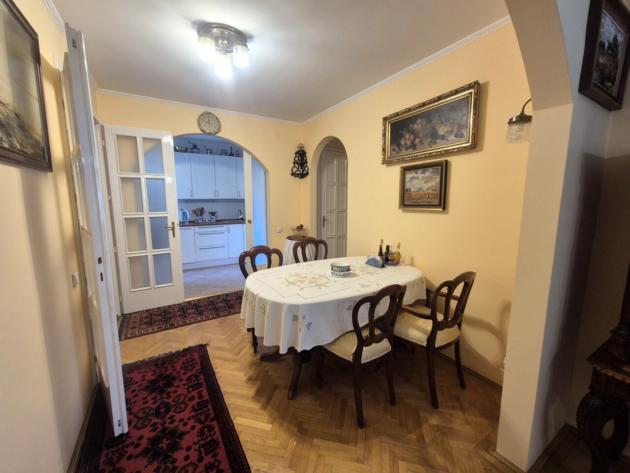 Étkező üveges ajtóval a konyha felé